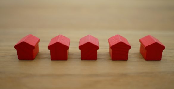 Ein Vergleich von mehreren Möglichkeiten, in Immobilien zu investieren.